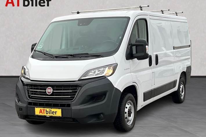 Hvid Fiat Ducato fra 2021 set udefra