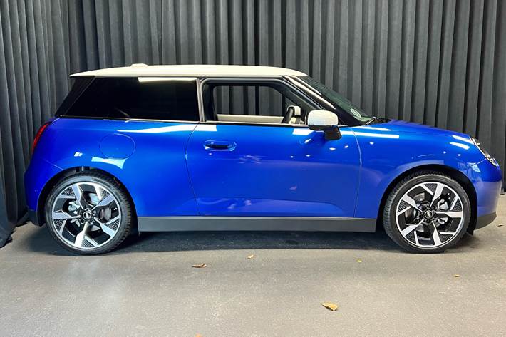 Blå Mini Cooper fra 2024
