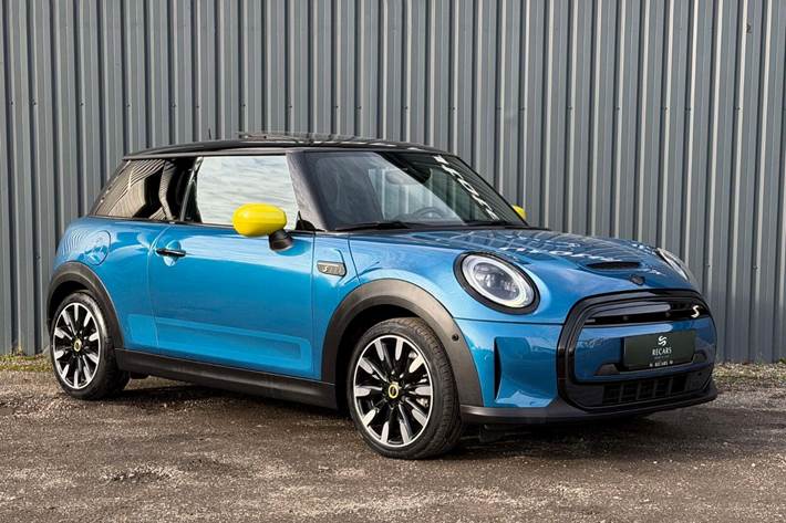 Blå Mini Cooper SE fra 2022 set udefra