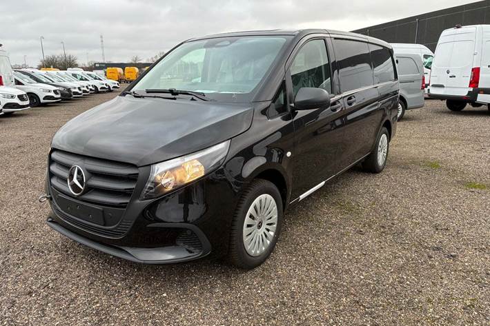 Sort Mercedes Vito 114 fra 2025 set udefra
