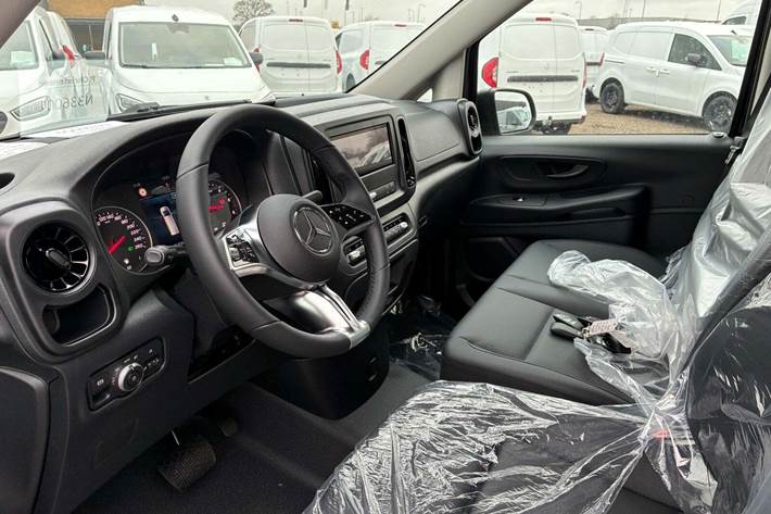 Sort Mercedes Vito 114 fra 2025