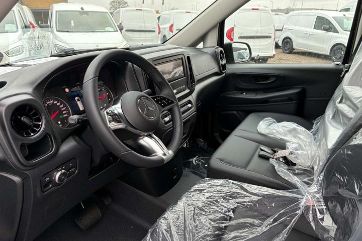 Sort Mercedes Vito 114 fra 2025
