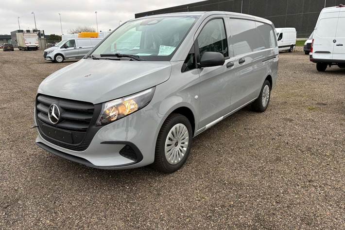 Grå Mercedes Vito 114 fra 2025 set udefra