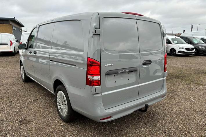 Grå Mercedes Vito 114 fra 2025