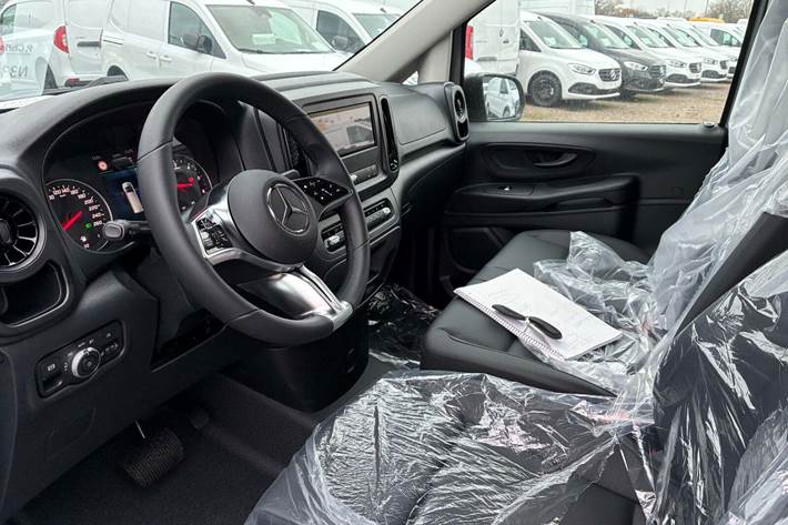 Grå Mercedes Vito 114 fra 2025