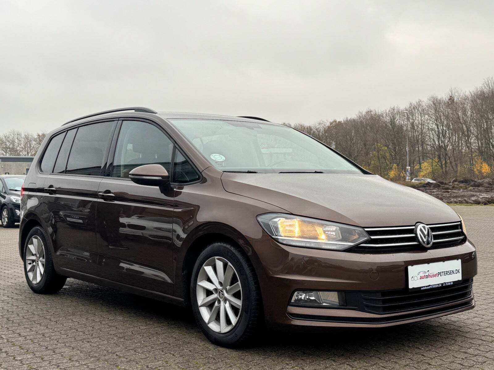 Brun VW Touran fra 2016 set udefra