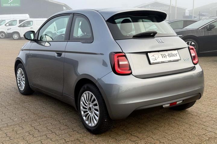 Grå Fiat 500e fra 2022