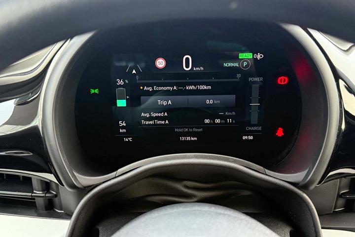 Grå Fiat 500e fra 2022