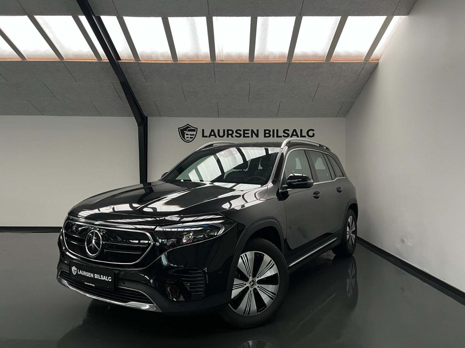 Sort Mercedes EQB250+ fra 2023 set udefra
