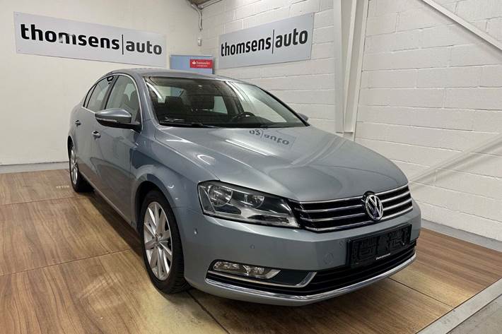 Blå VW Passat fra 2011 set udefra