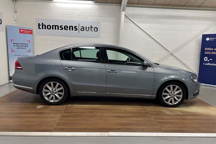 Blå VW Passat fra 2011 set udefra