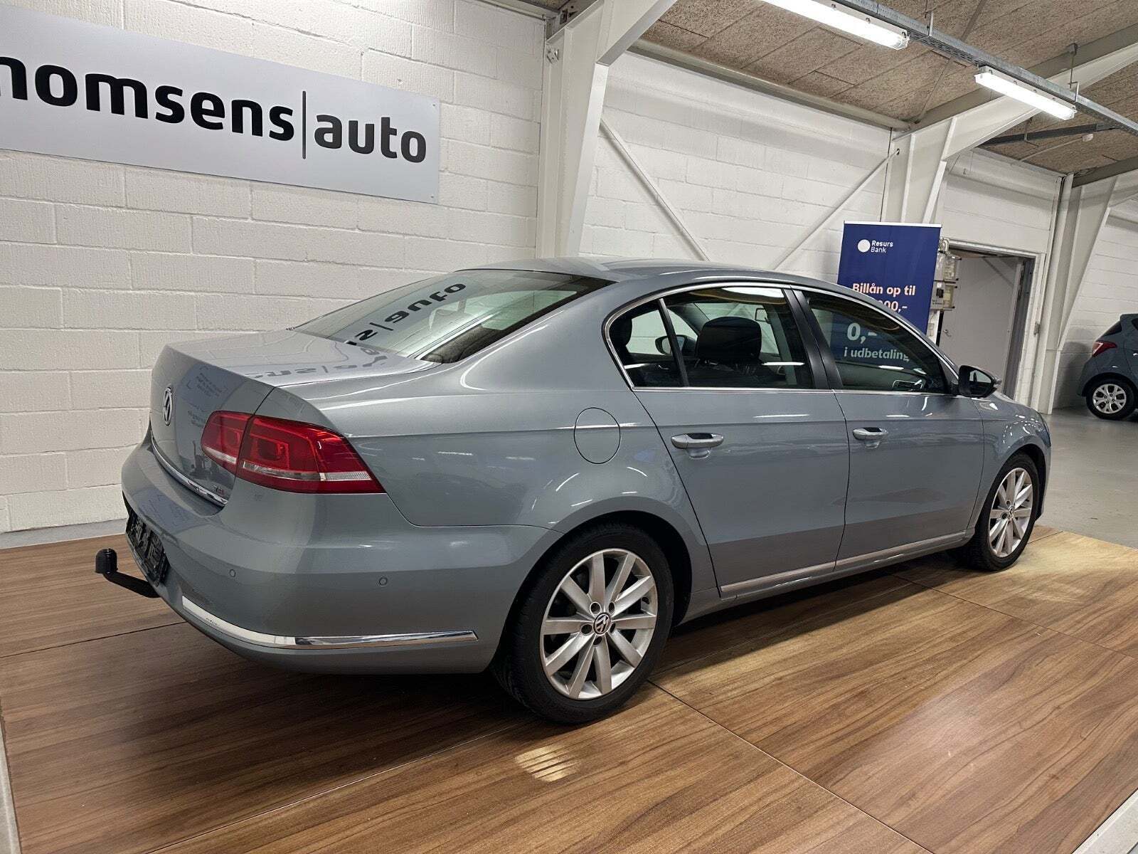 Blå VW Passat fra 2011 set udefra