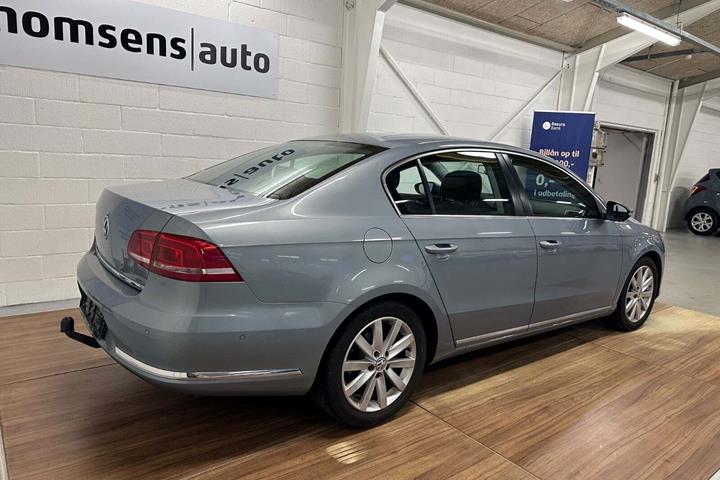 Blå VW Passat fra 2011 set udefra