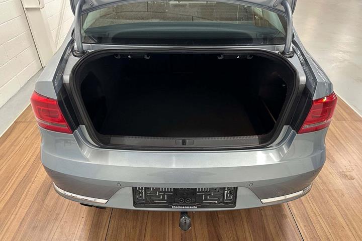 Blå VW Passat fra 2011 set udefra