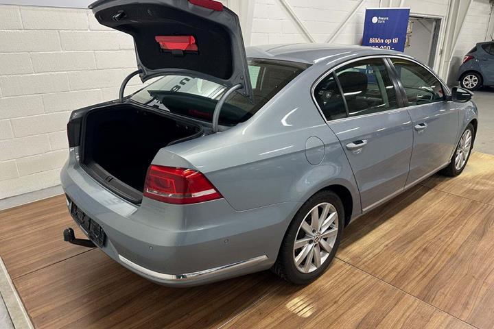Blå VW Passat fra 2011 set udefra