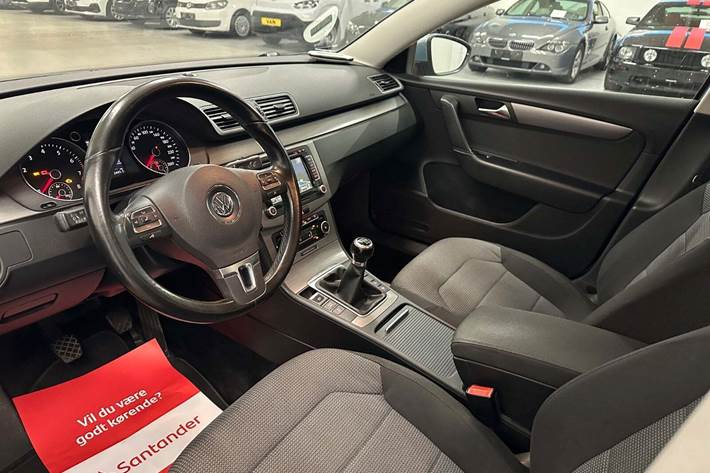 Blå VW Passat fra 2011
