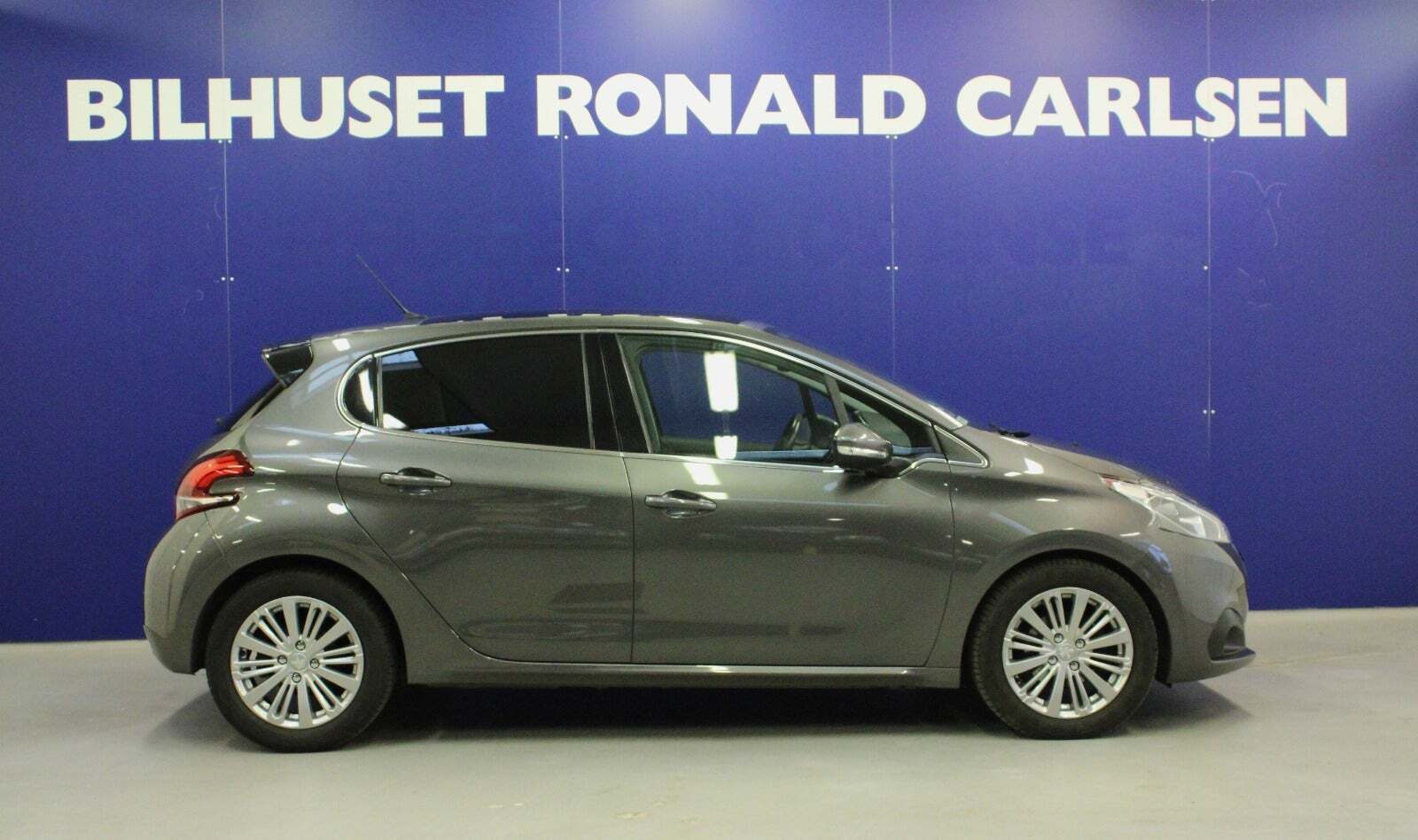 Grå Peugeot 208 fra 2019