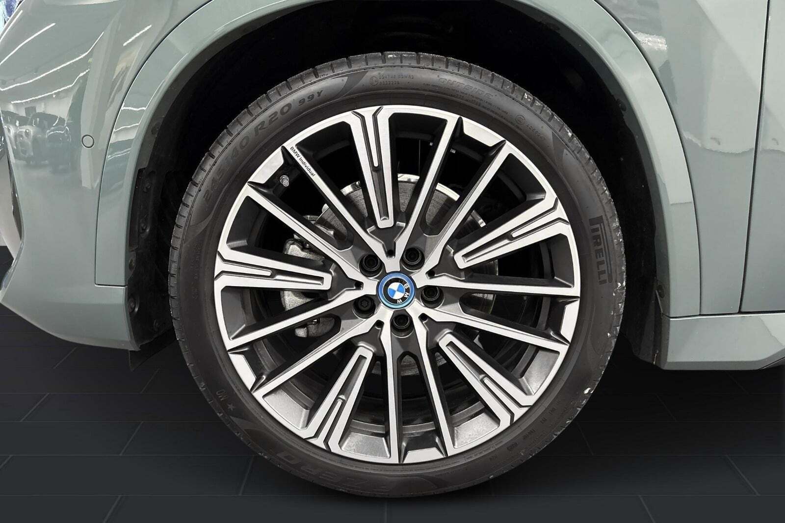 Grøn BMW iX1 fra 2025