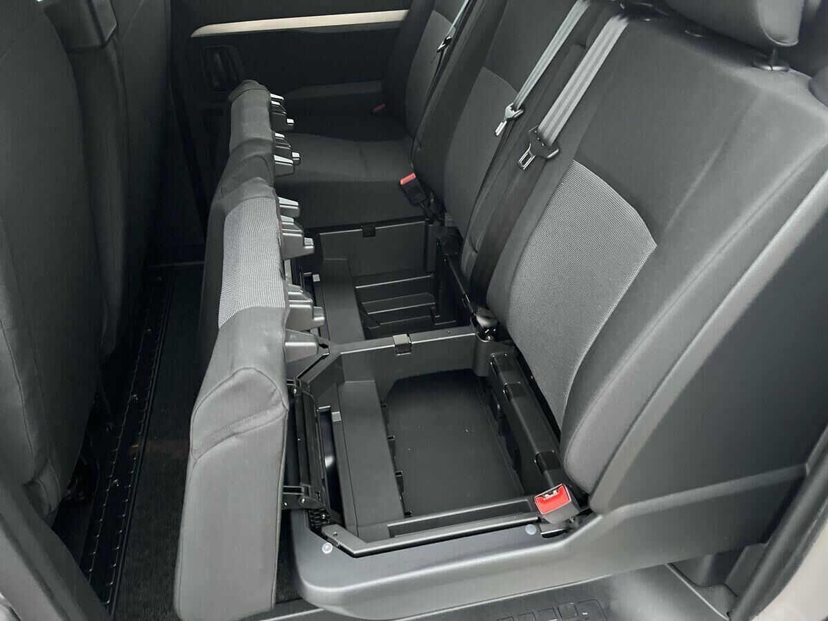 Grå Opel Vivaro-e fra 2023