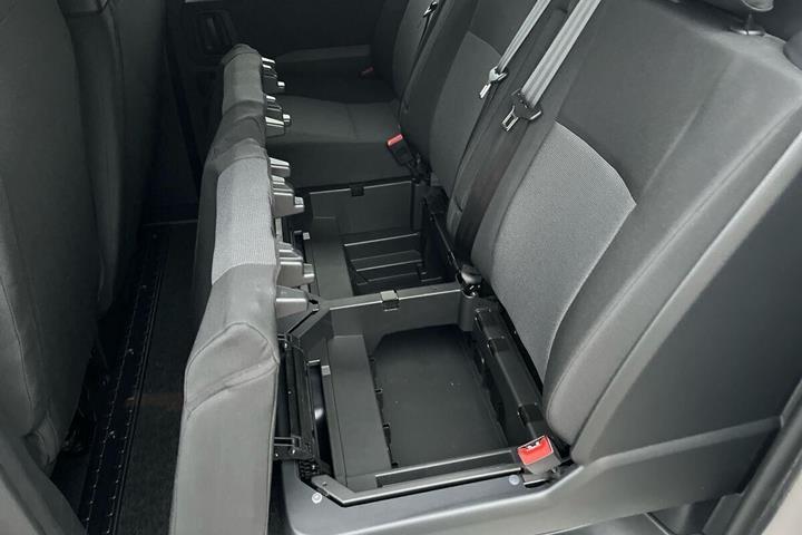 Grå Opel Vivaro-e fra 2023