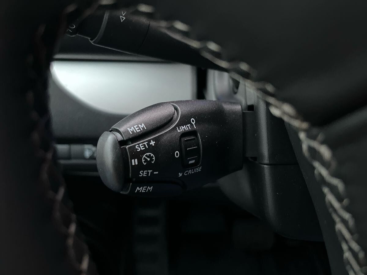 Grå Opel Vivaro-e fra 2023