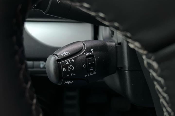Grå Opel Vivaro-e fra 2023