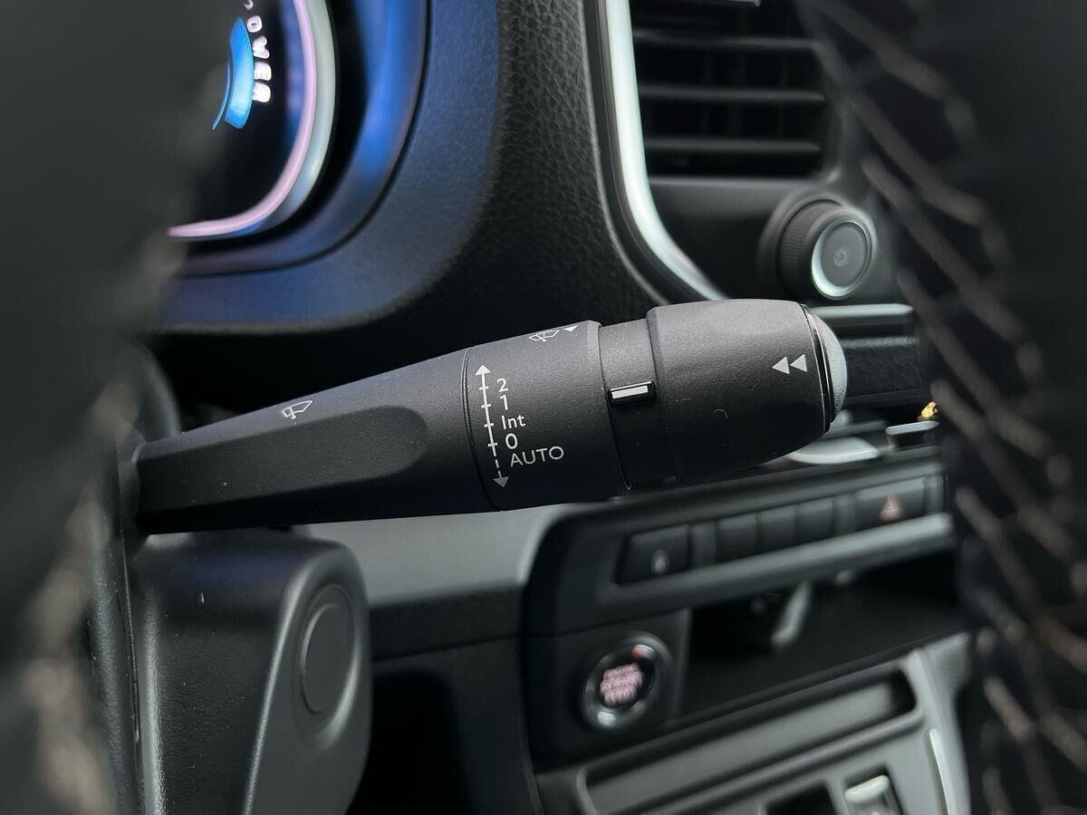 Grå Opel Vivaro-e fra 2023