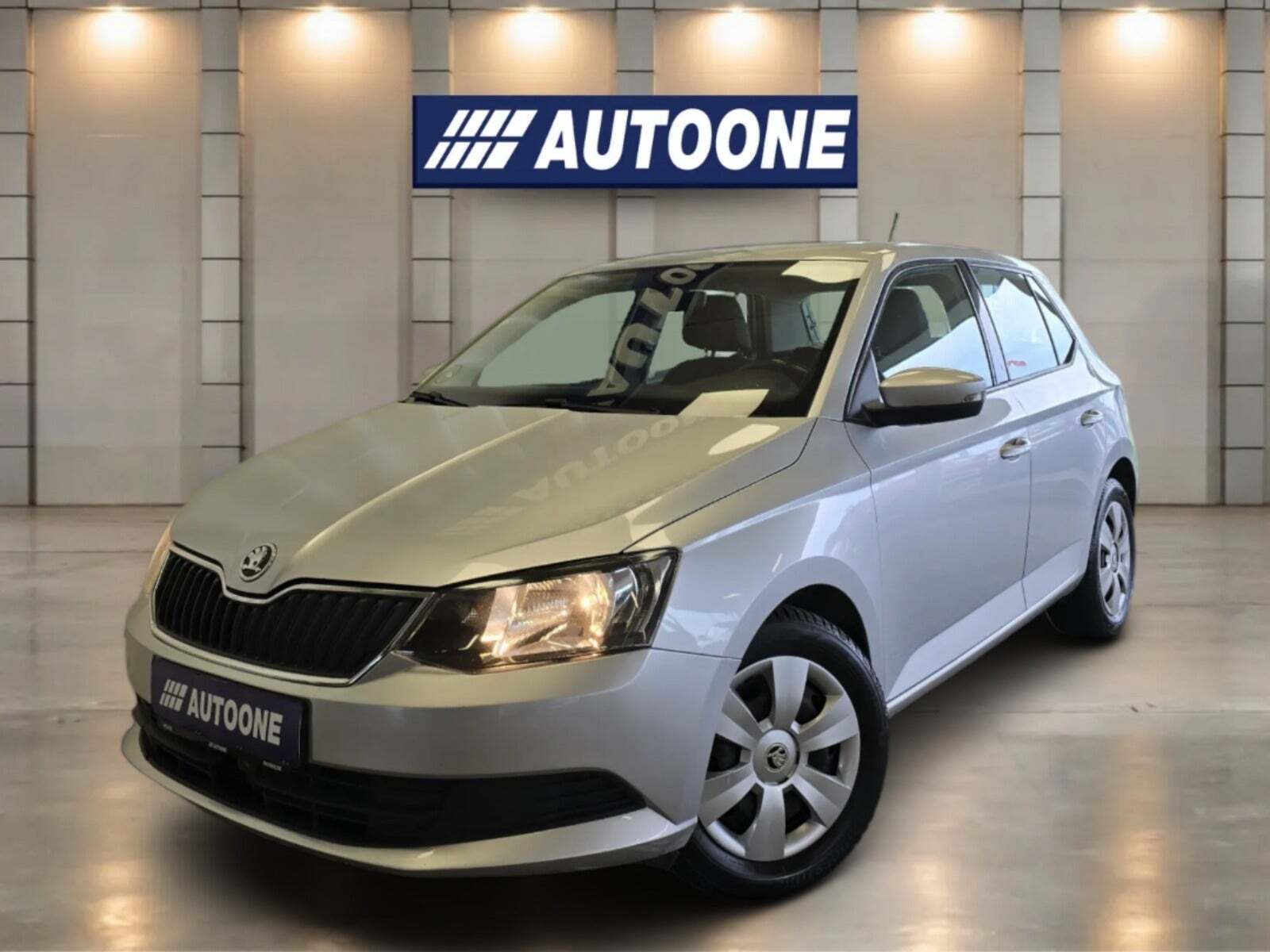 Sølv Skoda Fabia fra 2017 set udefra