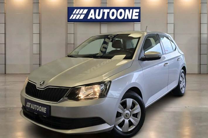 Sølv Skoda Fabia fra 2017 set udefra