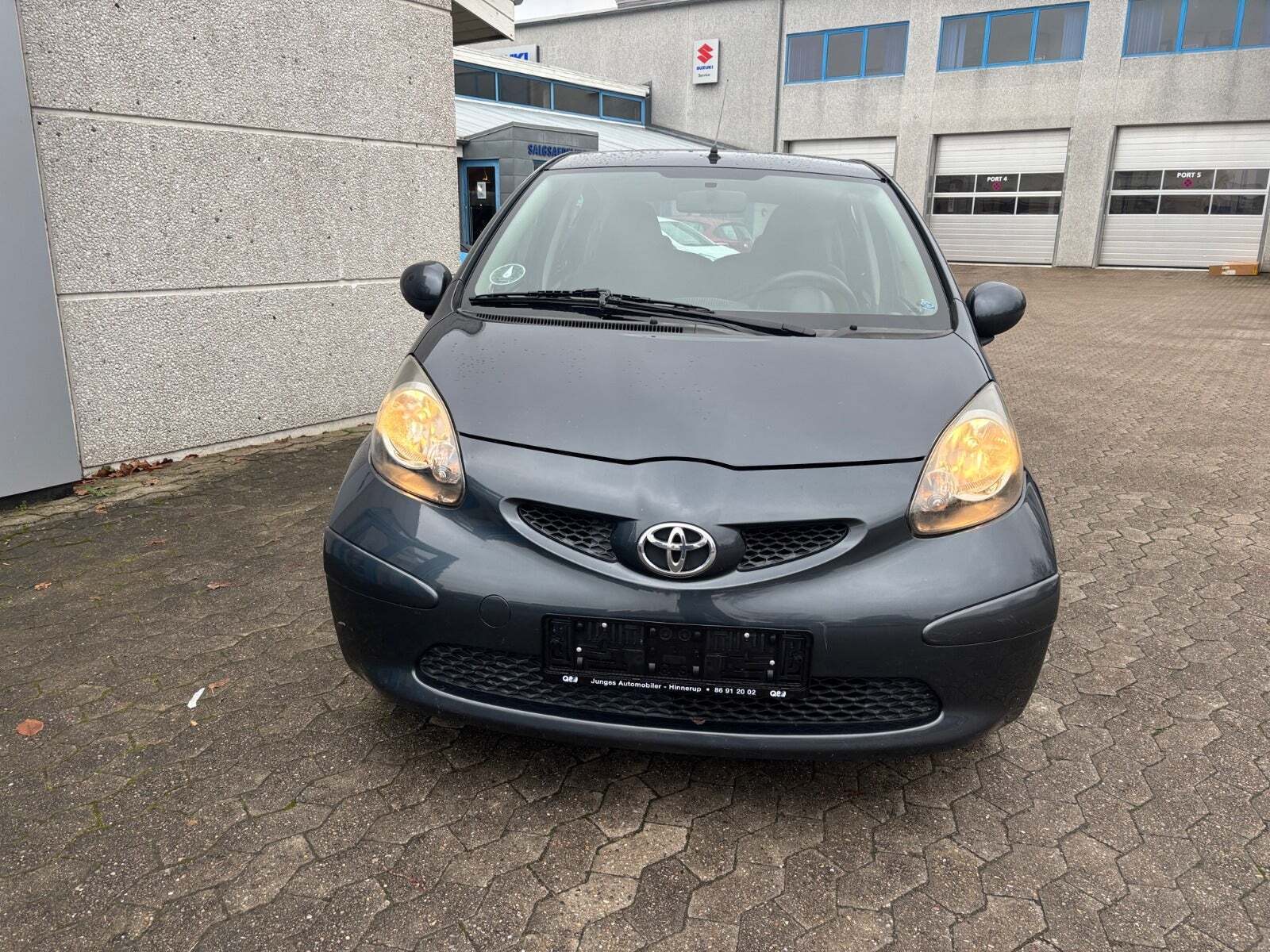Grå Toyota Aygo fra 2007