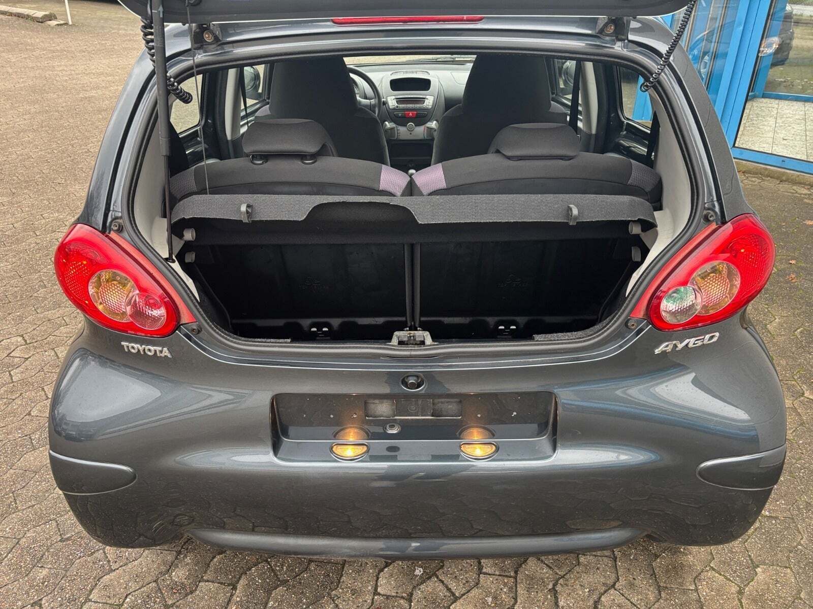 Grå Toyota Aygo fra 2007