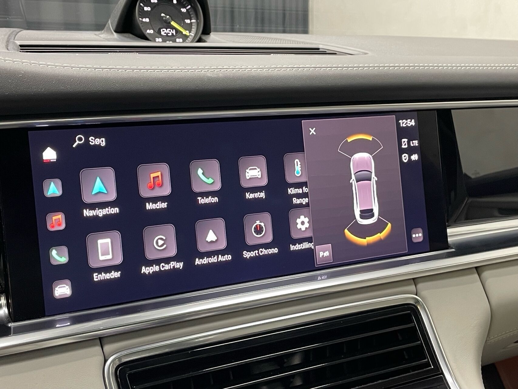 Sort Porsche Panamera fra 2021