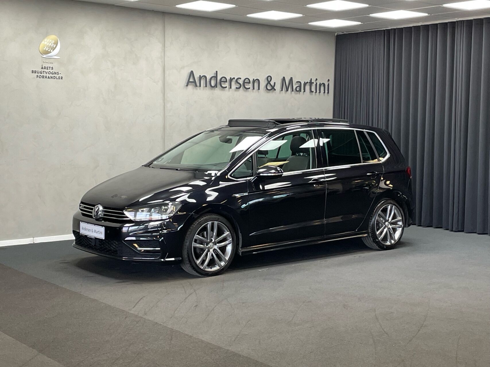 Sort VW Golf Sportsvan fra 2016 set udefra