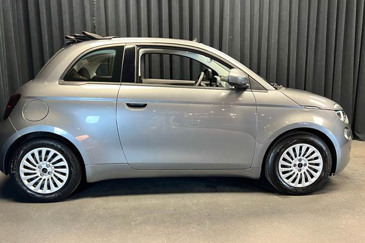 Grå Fiat 500e fra 2023