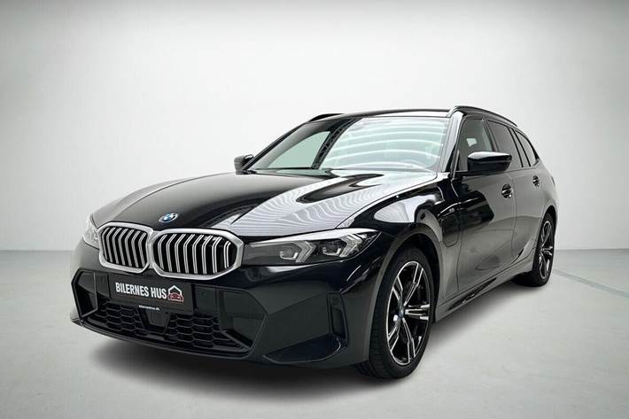 Sort BMW 320e fra 2023 set udefra