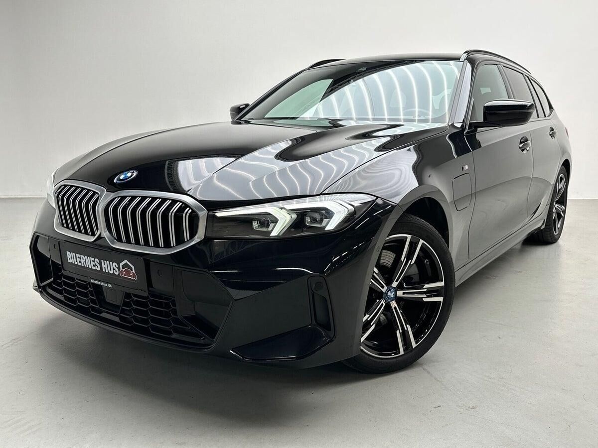 Sort BMW 320e fra 2023 set udefra