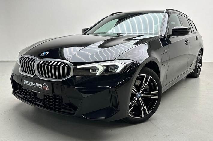 Sort BMW 320e fra 2023 set udefra