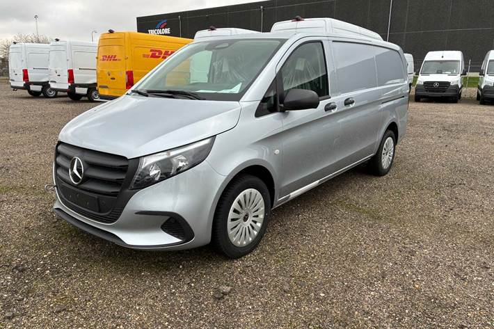 Sølv Mercedes Vito 114 fra 2024 set udefra