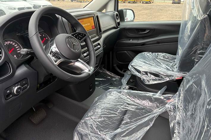 Sølv Mercedes Vito 114 fra 2024