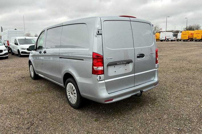 Sølv Mercedes Vito 114 fra 2024