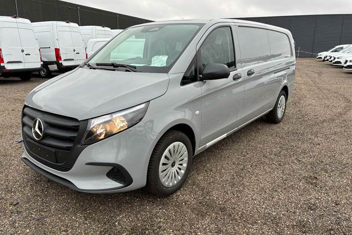 Grå Mercedes Vito 114 fra 2025 set udefra