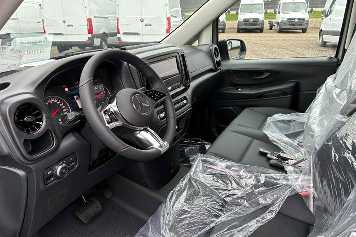 Grå Mercedes Vito 114 fra 2025