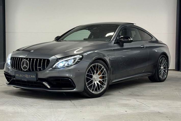 Grå Mercedes C63 fra 2017 set udefra