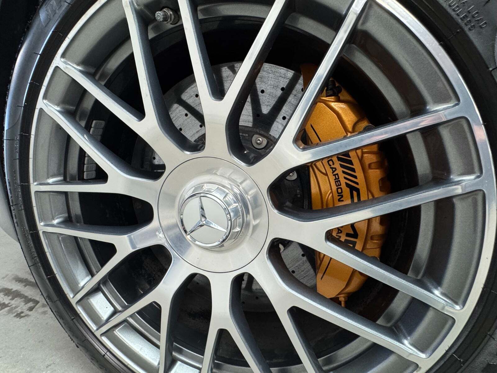 Grå Mercedes C63 fra 2017