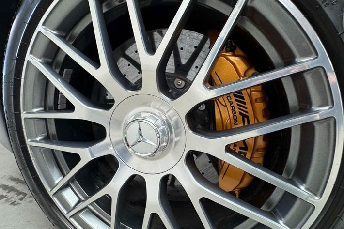 Grå Mercedes C63 fra 2017