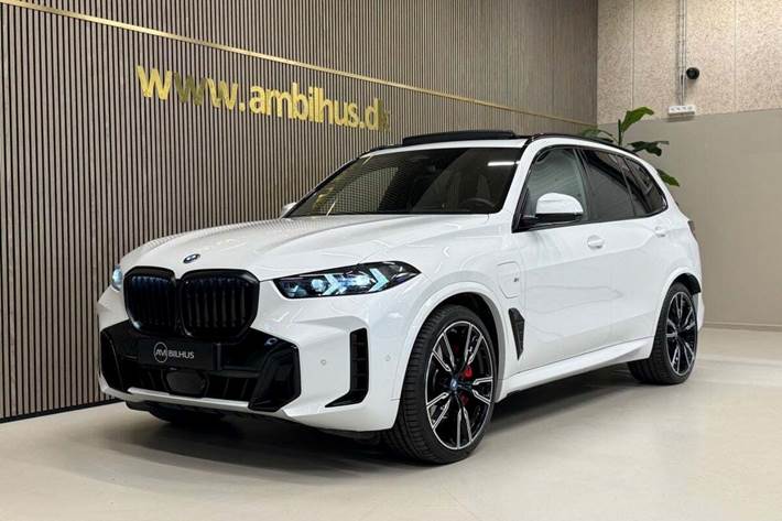Hvid BMW X5 fra 2024 set udefra