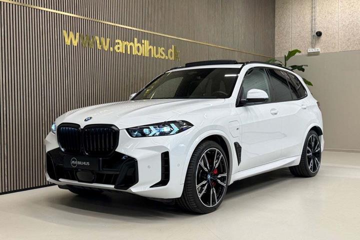 Hvid BMW X5 fra 2024 set udefra