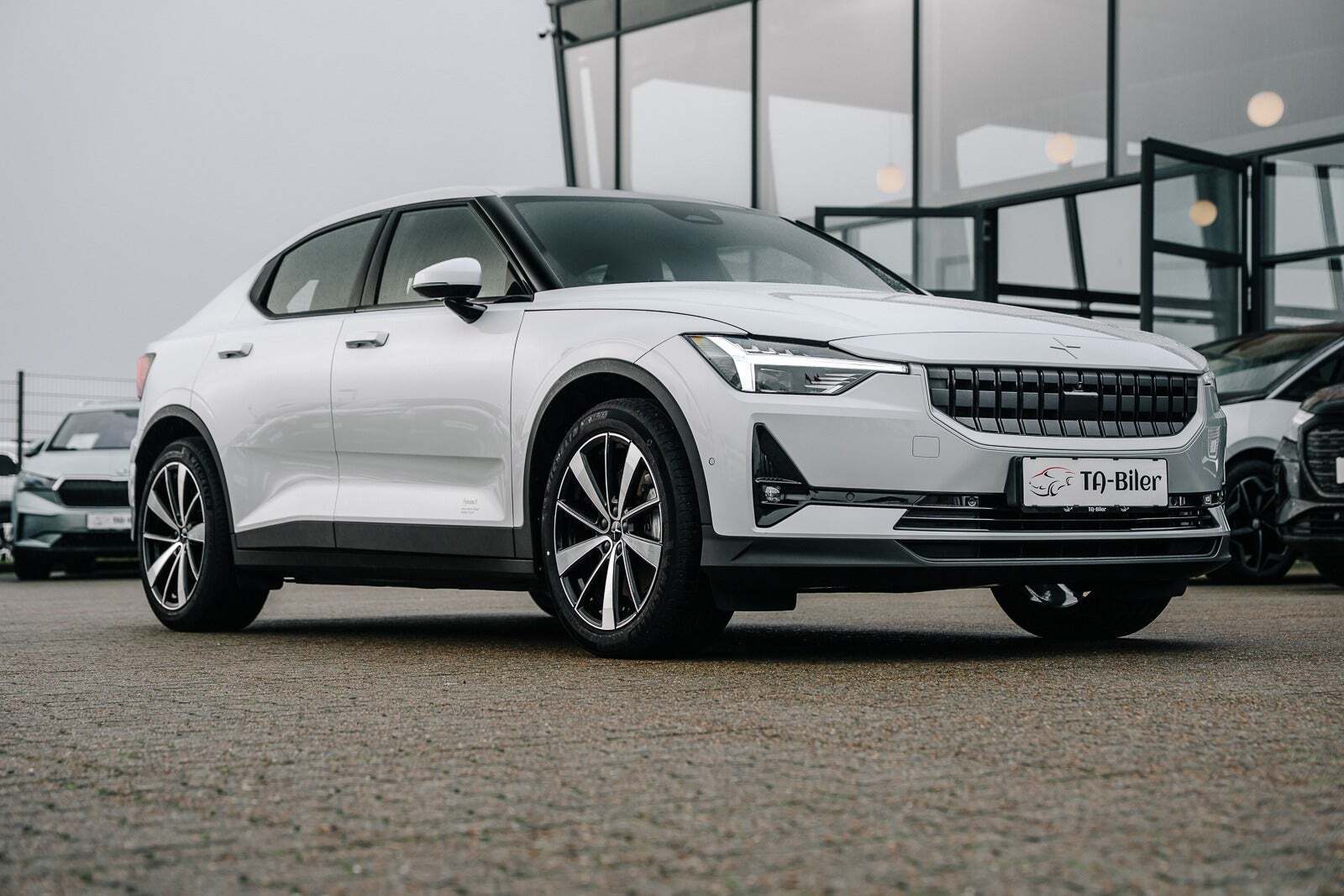 Grå Polestar 2 fra 2022 set udefra
