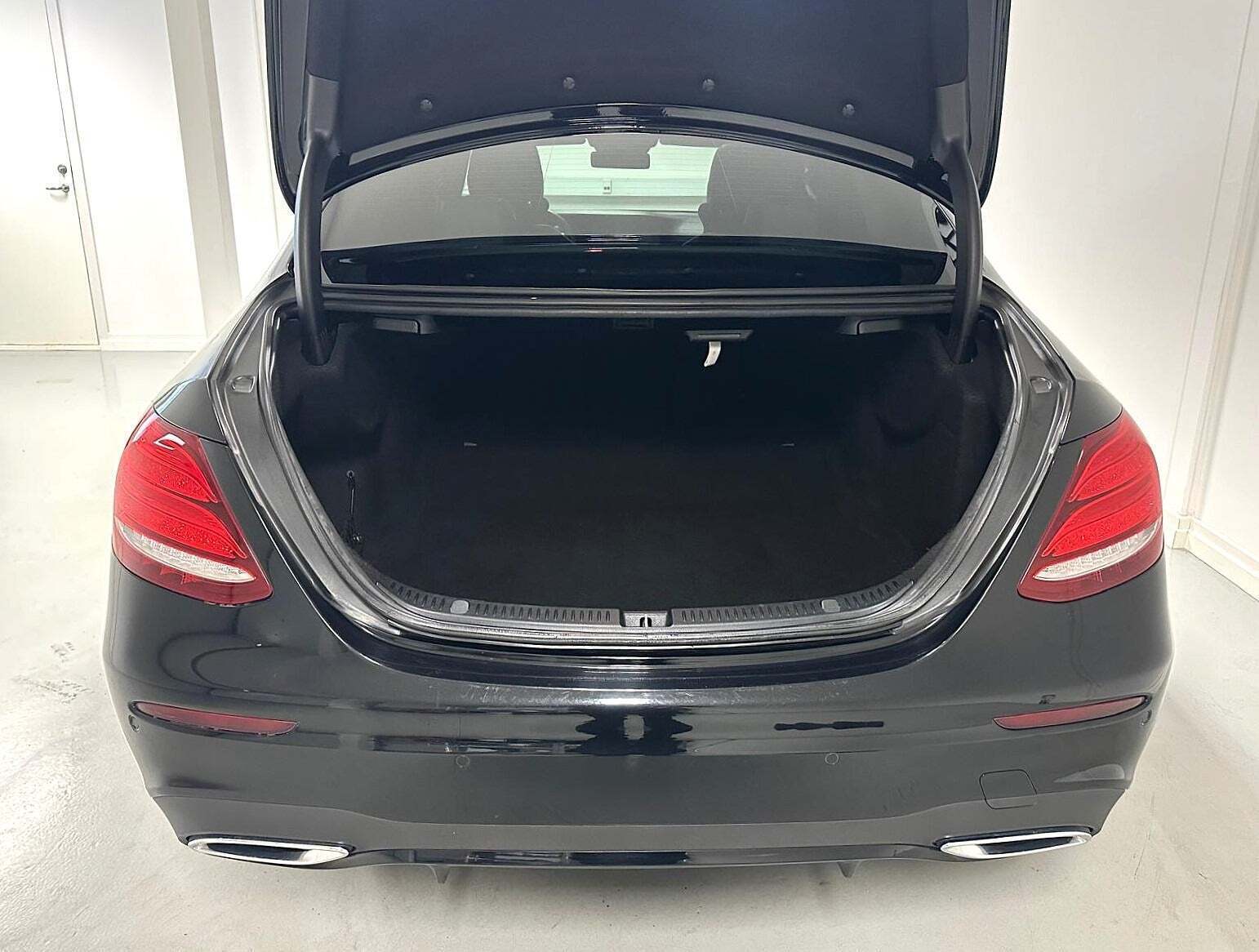 Sort Mercedes E220 d fra 2017