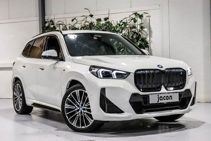 Hvid BMW iX1 fra 2023 set udefra